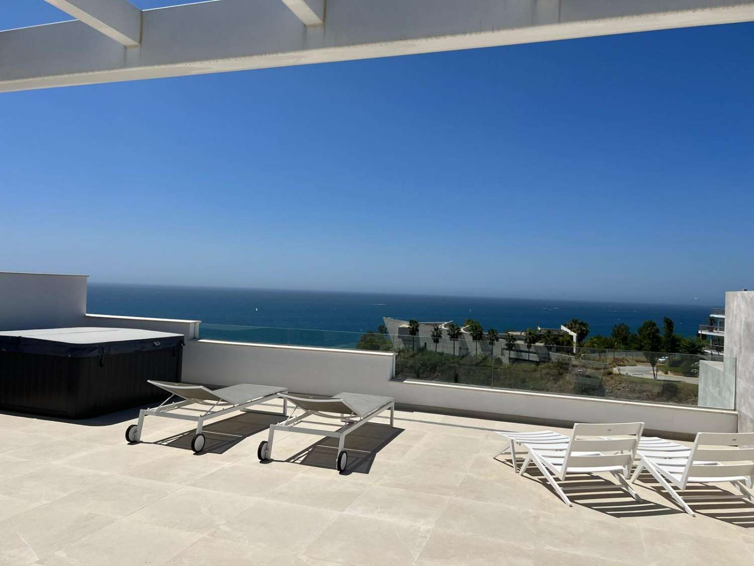 PENTHOUSE À VENDRE AVEC VUE SUR LA MER DANS LA ZONA HIGUERÓN (BENALMADENA)