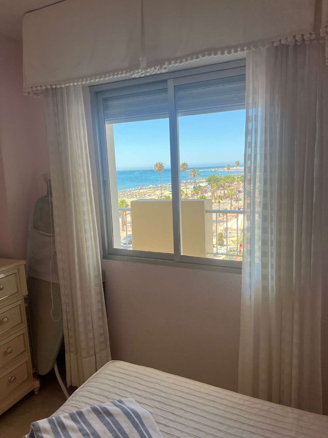 MEDIA TEMPORADA SE ALQUILA DESDE AHORA -30.6.25 BONITO APARTAMENTO  DE ESQUINA EN 1ª LINEA CON PRECIOSAS VISTAS AL MAR  EN FUENGIROLA