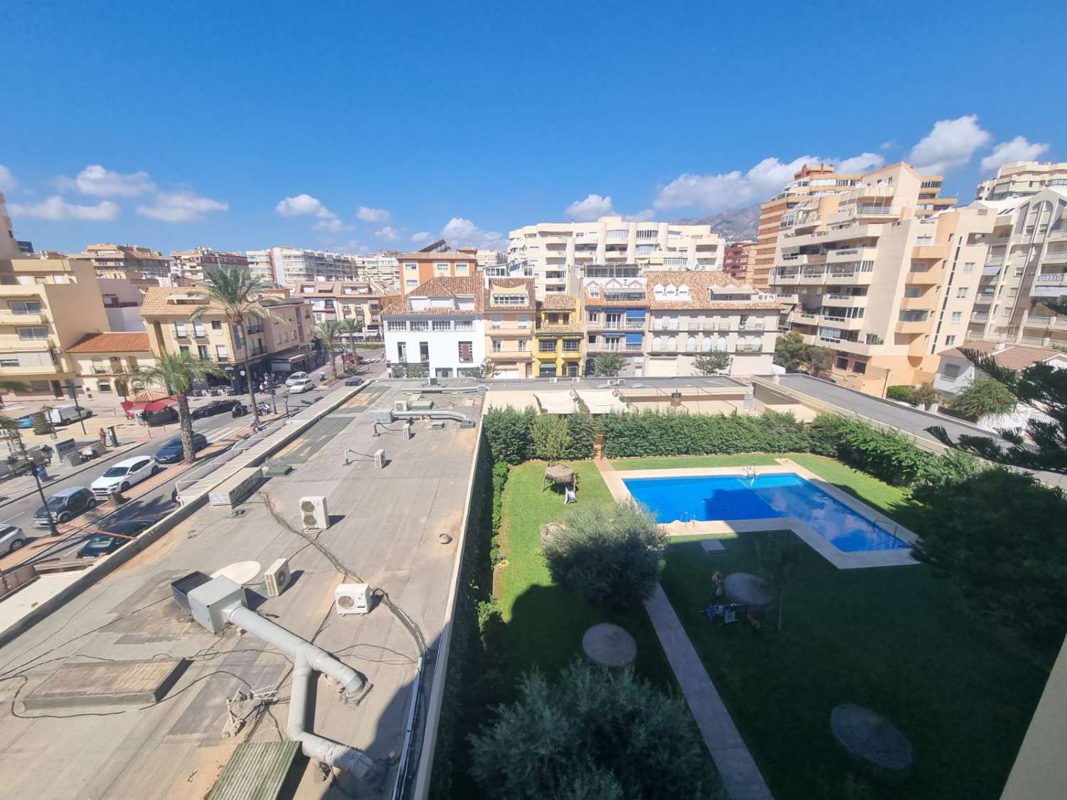 HALBE SAISON AB SOFORT ZU VERMIETEN -30.6.25 SCHÖNE ECKWOHNUNG IN DER 1. LINIE MIT SCHÖNEM MEERBLICK IN FUENGIROLA