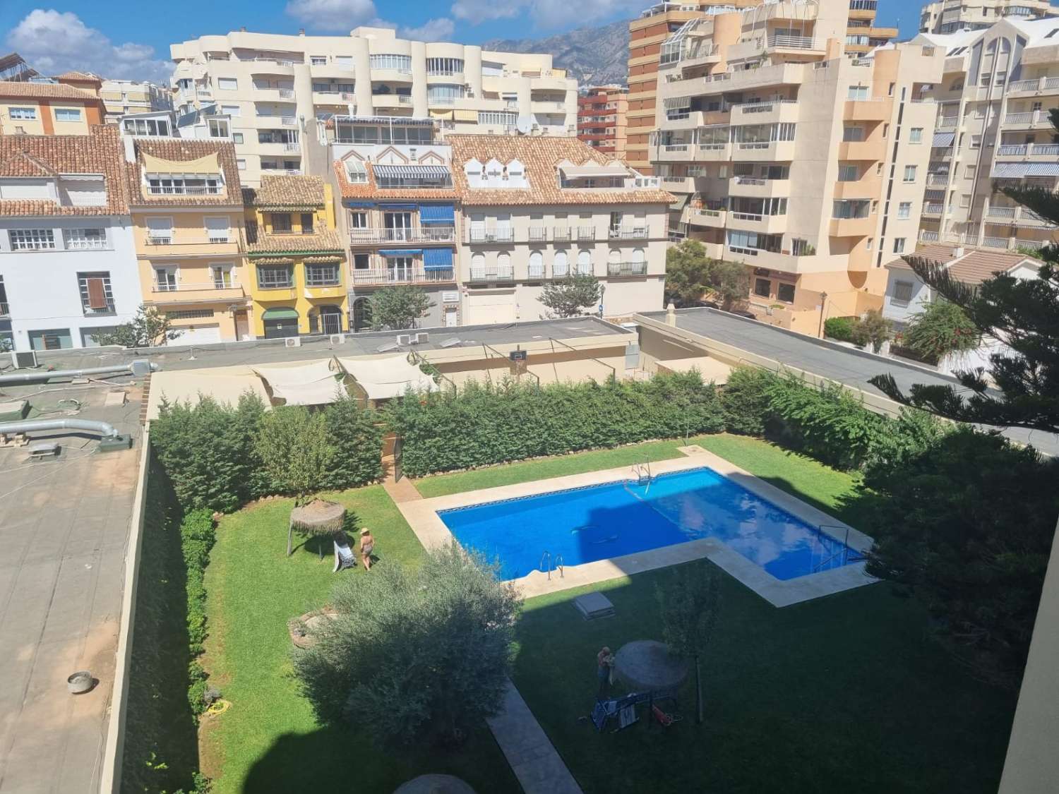 HALBE SAISON AB SOFORT ZU VERMIETEN -30.6.25 SCHÖNE ECKWOHNUNG IN DER 1. LINIE MIT SCHÖNEM MEERBLICK IN FUENGIROLA