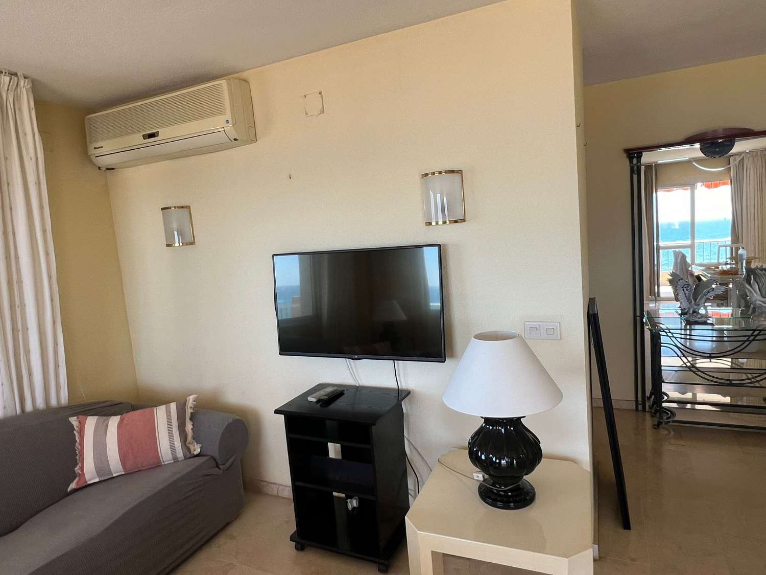 MEDIA TEMPORADA SE ALQUILA DESDE AHORA -30.6.25 BONITO APARTAMENTO  DE ESQUINA EN 1ª LINEA CON PRECIOSAS VISTAS AL MAR  EN FUENGIROLA