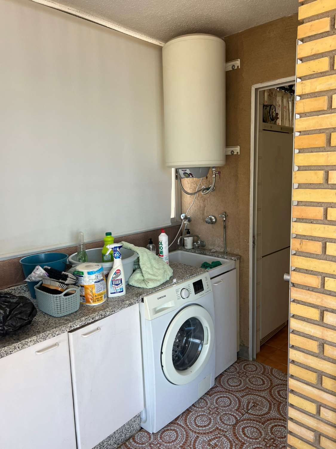 DEMI-SAISON À LOUER DÈS MAINTENANT -30.6.25 BEL APPARTEMENT D’ANGLE SUR LA 1ÈRE LIGNE AVEC DE BELLES VUES SUR LA MER À FUENGIROLA