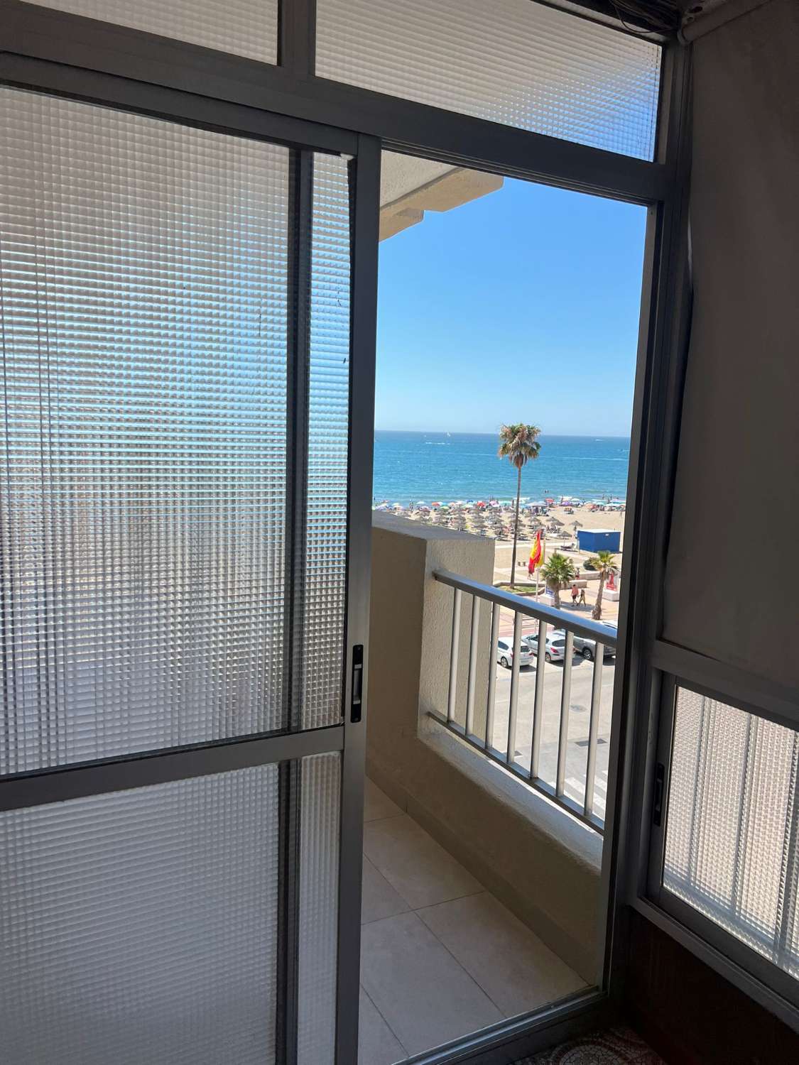 MEDIA TEMPORADA SE ALQUILA DESDE AHORA -30.6.25 BONITO APARTAMENTO  DE ESQUINA EN 1ª LINEA CON PRECIOSAS VISTAS AL MAR  EN FUENGIROLA