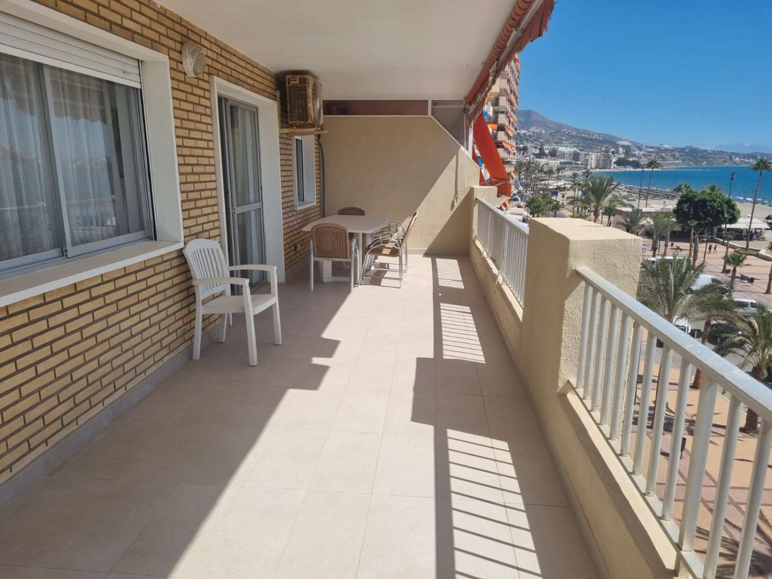 HALF SEASON FOR RENT FROM NOW ON -30.6.25 NICE CORNER APARTMENT ON THE 1ST LINE WITH BEAUTIFUL SEA VIEWS IN FUENGIROLA