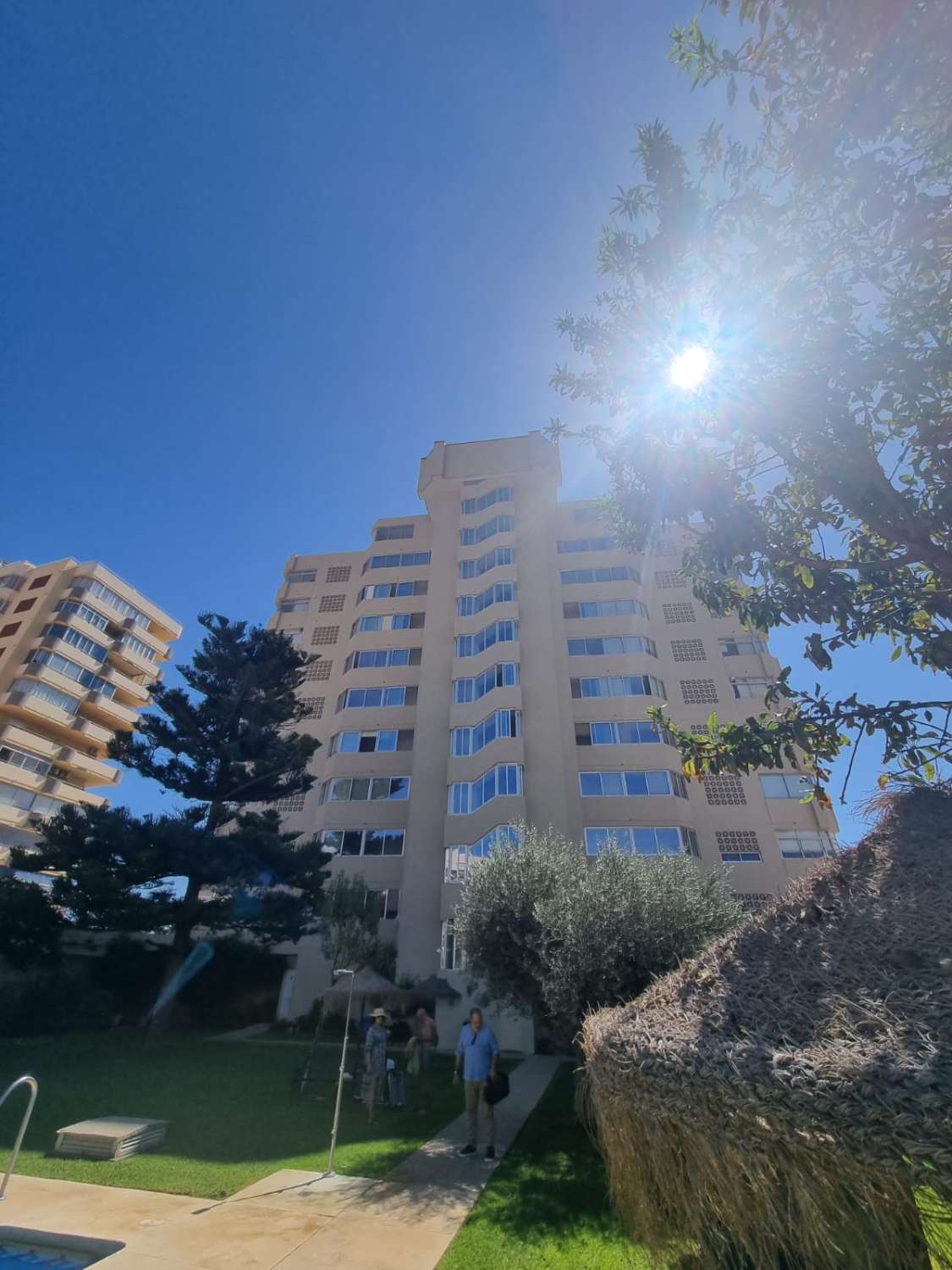 HALBE SAISON AB SOFORT ZU VERMIETEN -30.6.25 SCHÖNE ECKWOHNUNG IN DER 1. LINIE MIT SCHÖNEM MEERBLICK IN FUENGIROLA