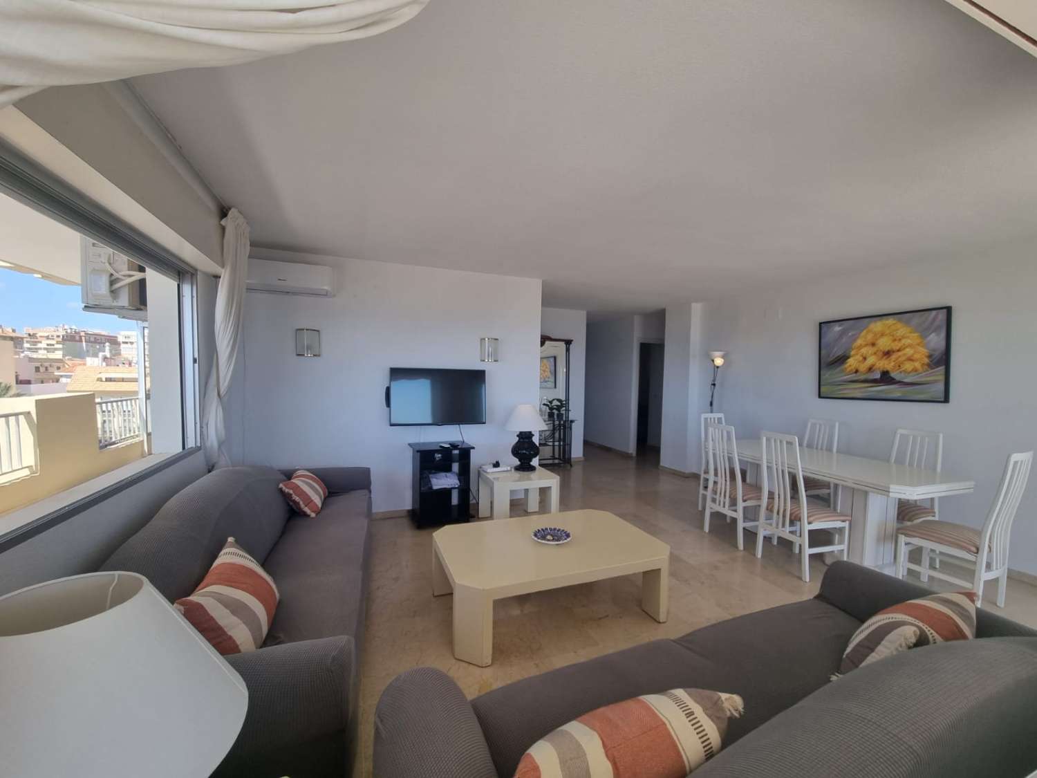 HALBE SAISON AB SOFORT ZU VERMIETEN -30.6.25 SCHÖNE ECKWOHNUNG IN DER 1. LINIE MIT SCHÖNEM MEERBLICK IN FUENGIROLA