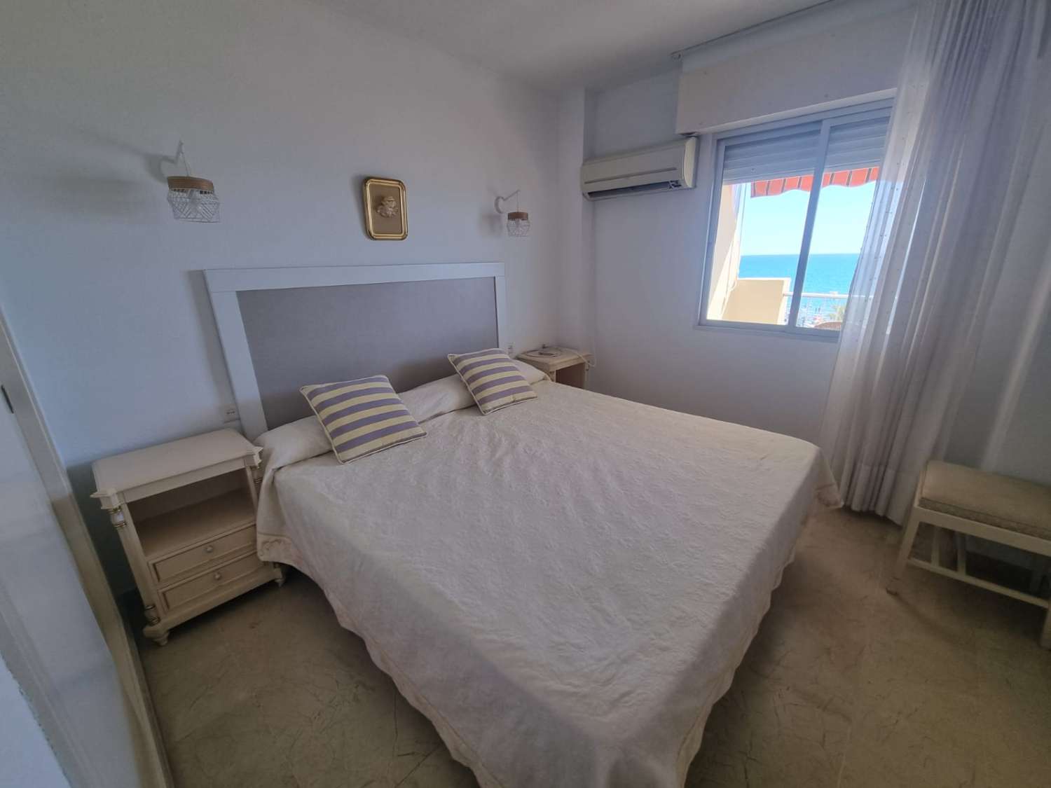 MEDIA TEMPORADA SE ALQUILA DESDE AHORA -30.6.25 BONITO APARTAMENTO  DE ESQUINA EN 1ª LINEA CON PRECIOSAS VISTAS AL MAR  EN FUENGIROLA