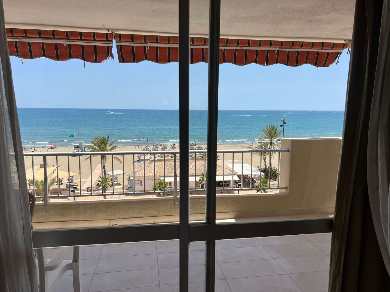 HALF SEASON FOR RENT FROM NOW ON -30.6.25 NICE CORNER APARTMENT ON THE 1ST LINE WITH BEAUTIFUL SEA VIEWS IN FUENGIROLA