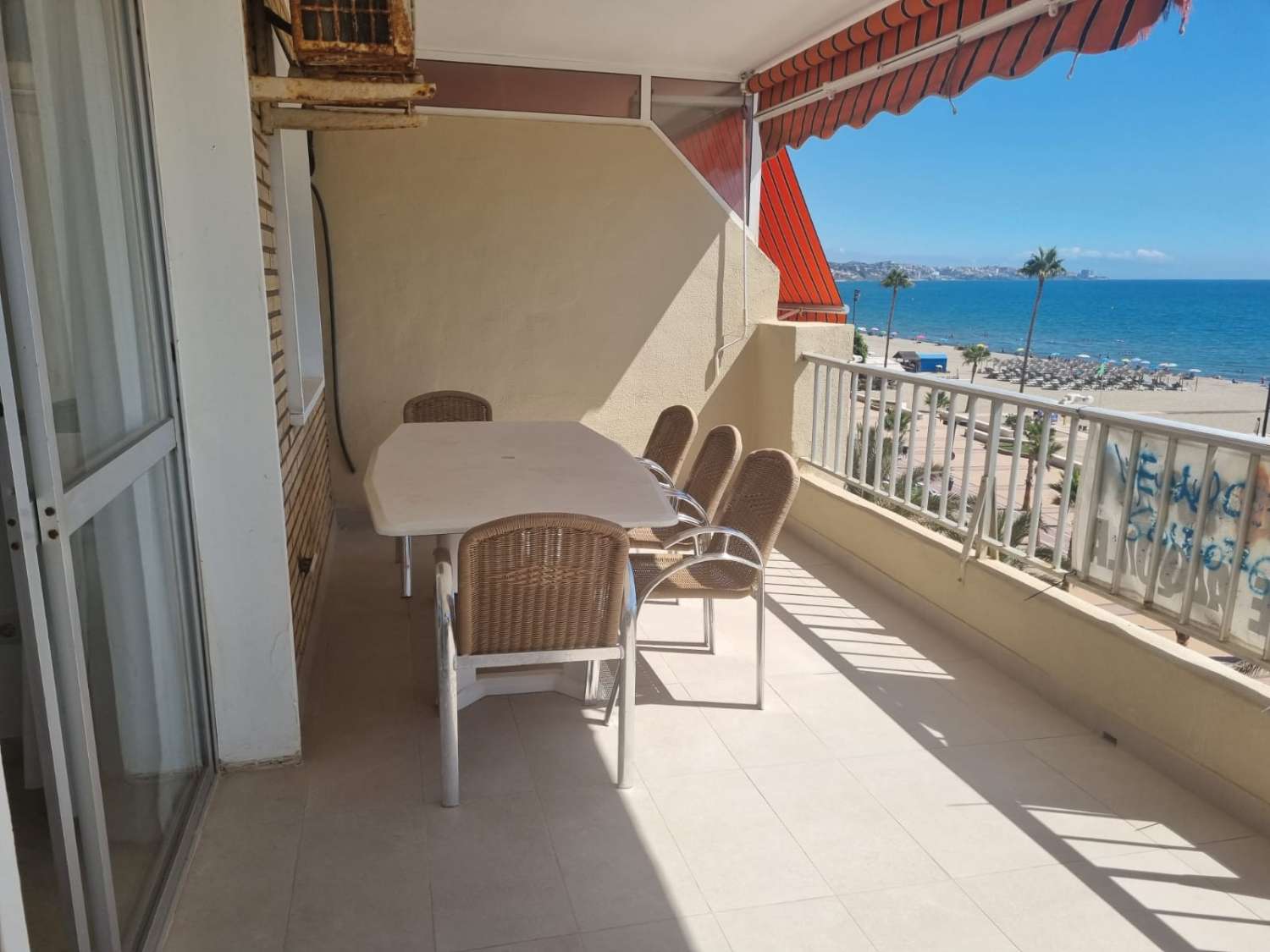 DEMI-SAISON À LOUER DÈS MAINTENANT -30.6.25 BEL APPARTEMENT D’ANGLE SUR LA 1ÈRE LIGNE AVEC DE BELLES VUES SUR LA MER À FUENGIROLA