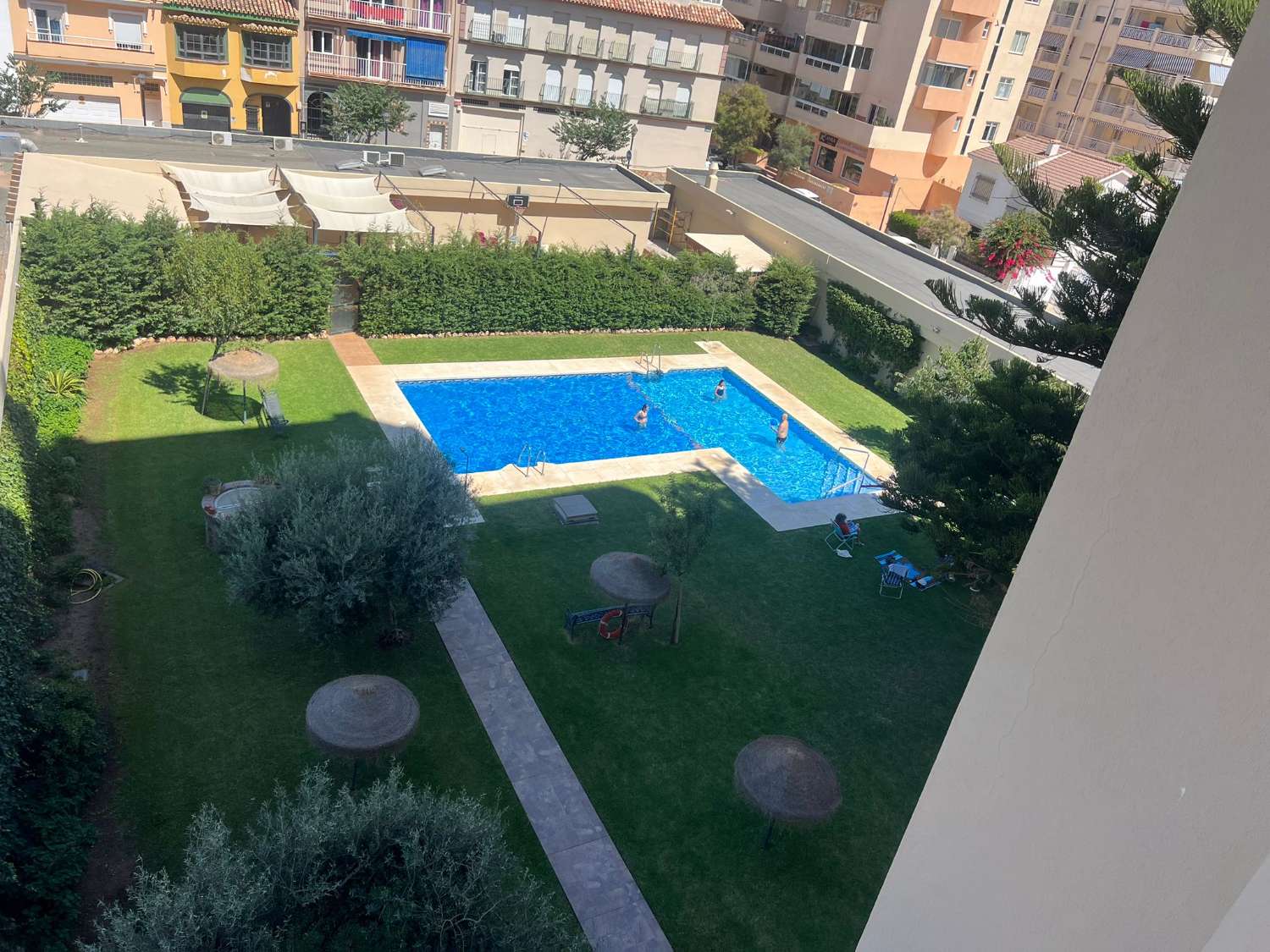 MEDIA TEMPORADA SE ALQUILA DESDE AHORA -30.6.25 BONITO APARTAMENTO  DE ESQUINA EN 1ª LINEA CON PRECIOSAS VISTAS AL MAR  EN FUENGIROLA