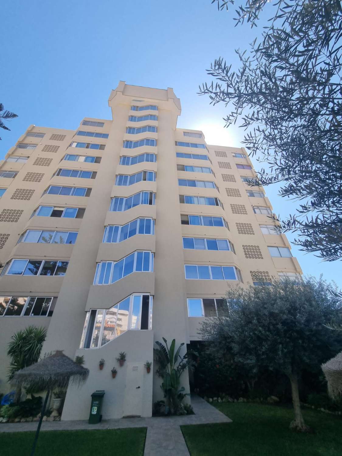 DEMI-SAISON À LOUER DÈS MAINTENANT -30.6.25 BEL APPARTEMENT D’ANGLE SUR LA 1ÈRE LIGNE AVEC DE BELLES VUES SUR LA MER À FUENGIROLA