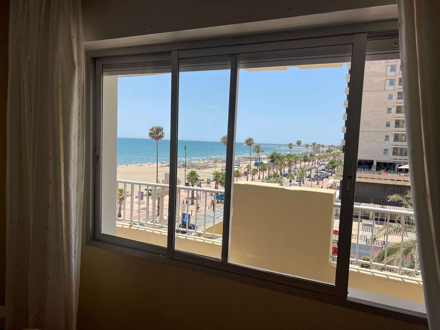 DEMI-SAISON À LOUER DÈS MAINTENANT -30.6.25 BEL APPARTEMENT D’ANGLE SUR LA 1ÈRE LIGNE AVEC DE BELLES VUES SUR LA MER À FUENGIROLA