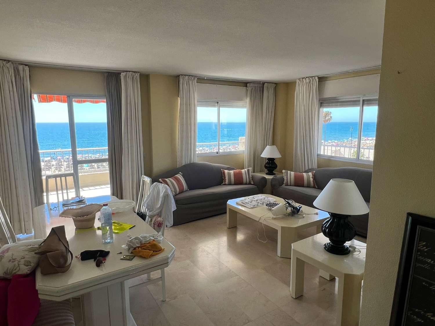 DEMI-SAISON À LOUER DÈS MAINTENANT -30.6.25 BEL APPARTEMENT D’ANGLE SUR LA 1ÈRE LIGNE AVEC DE BELLES VUES SUR LA MER À FUENGIROLA