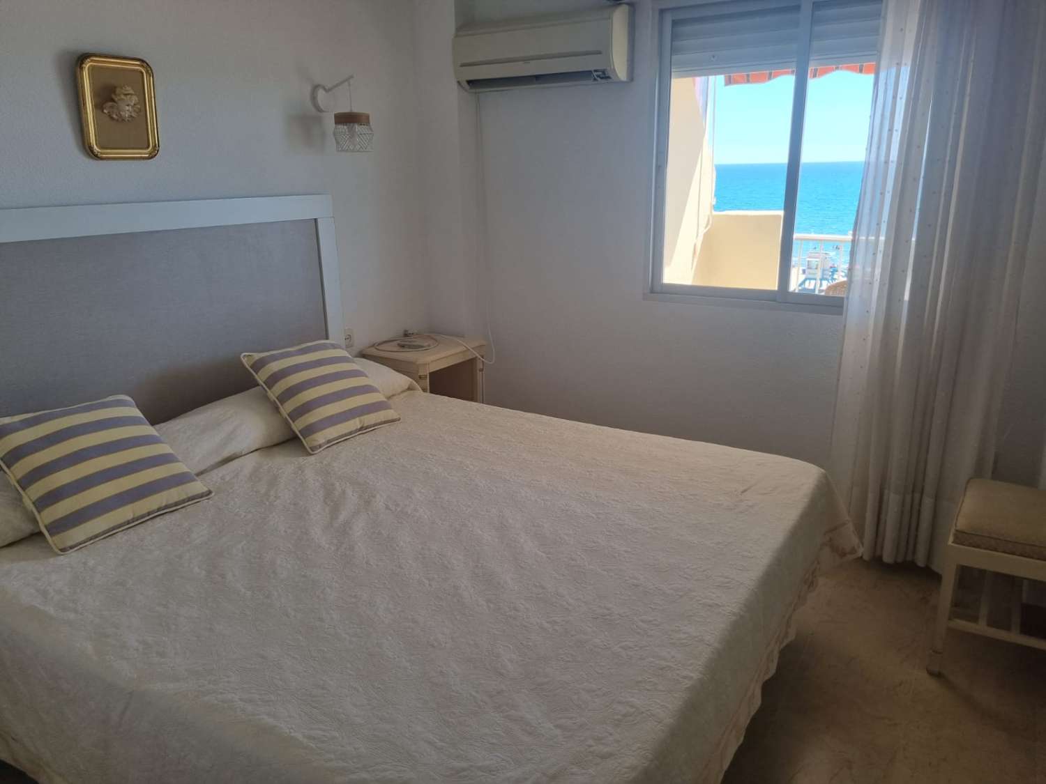 HALBE SAISON AB SOFORT ZU VERMIETEN -30.6.25 SCHÖNE ECKWOHNUNG IN DER 1. LINIE MIT SCHÖNEM MEERBLICK IN FUENGIROLA