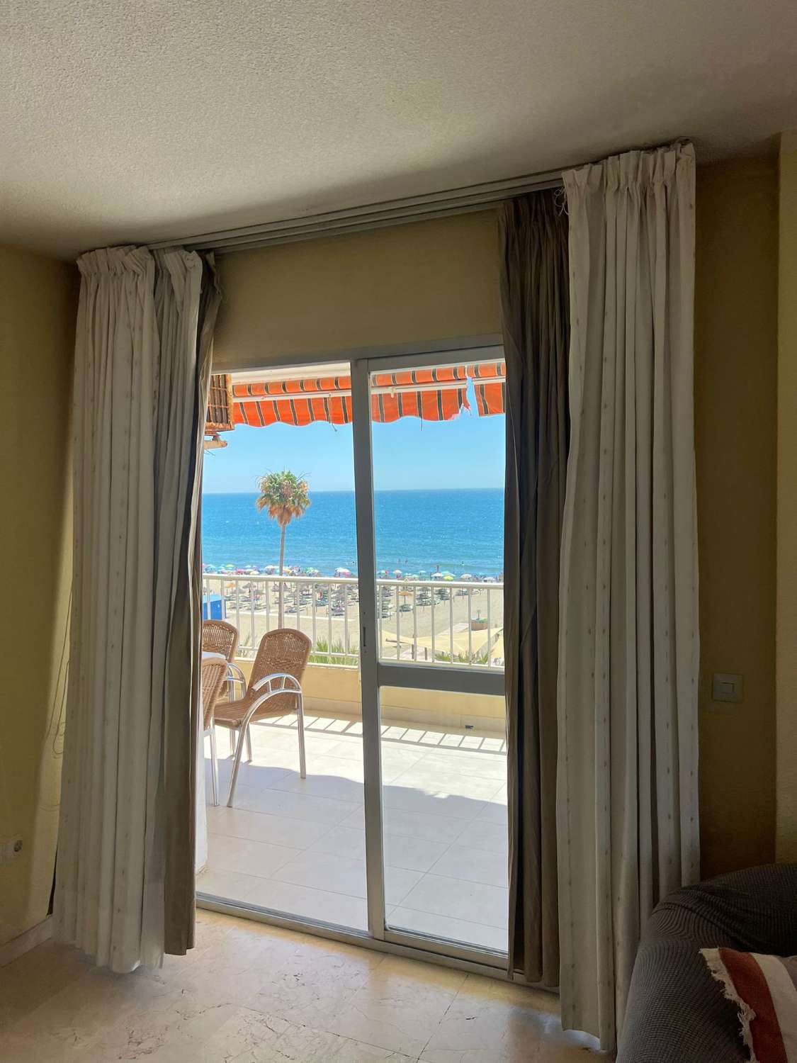 MEDIA TEMPORADA SE ALQUILA DESDE AHORA -30.6.25 BONITO APARTAMENTO  DE ESQUINA EN 1ª LINEA CON PRECIOSAS VISTAS AL MAR  EN FUENGIROLA