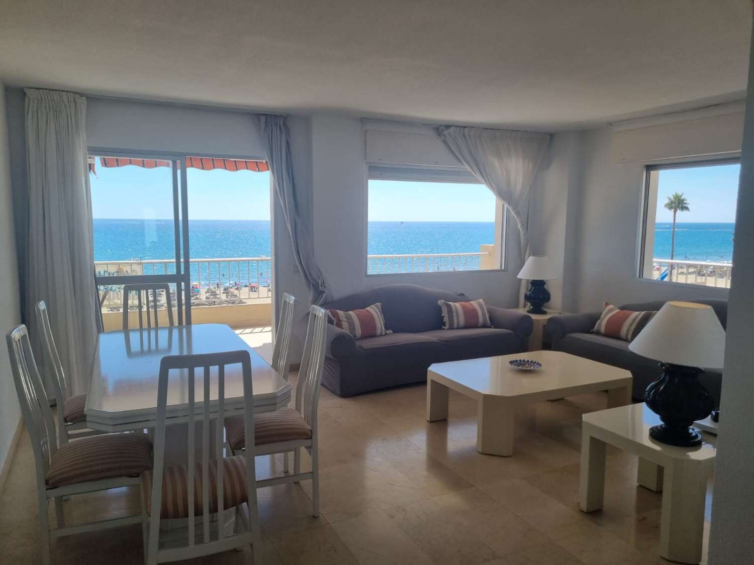 DEMI-SAISON À LOUER DÈS MAINTENANT -30.6.25 BEL APPARTEMENT D’ANGLE SUR LA 1ÈRE LIGNE AVEC DE BELLES VUES SUR LA MER À FUENGIROLA