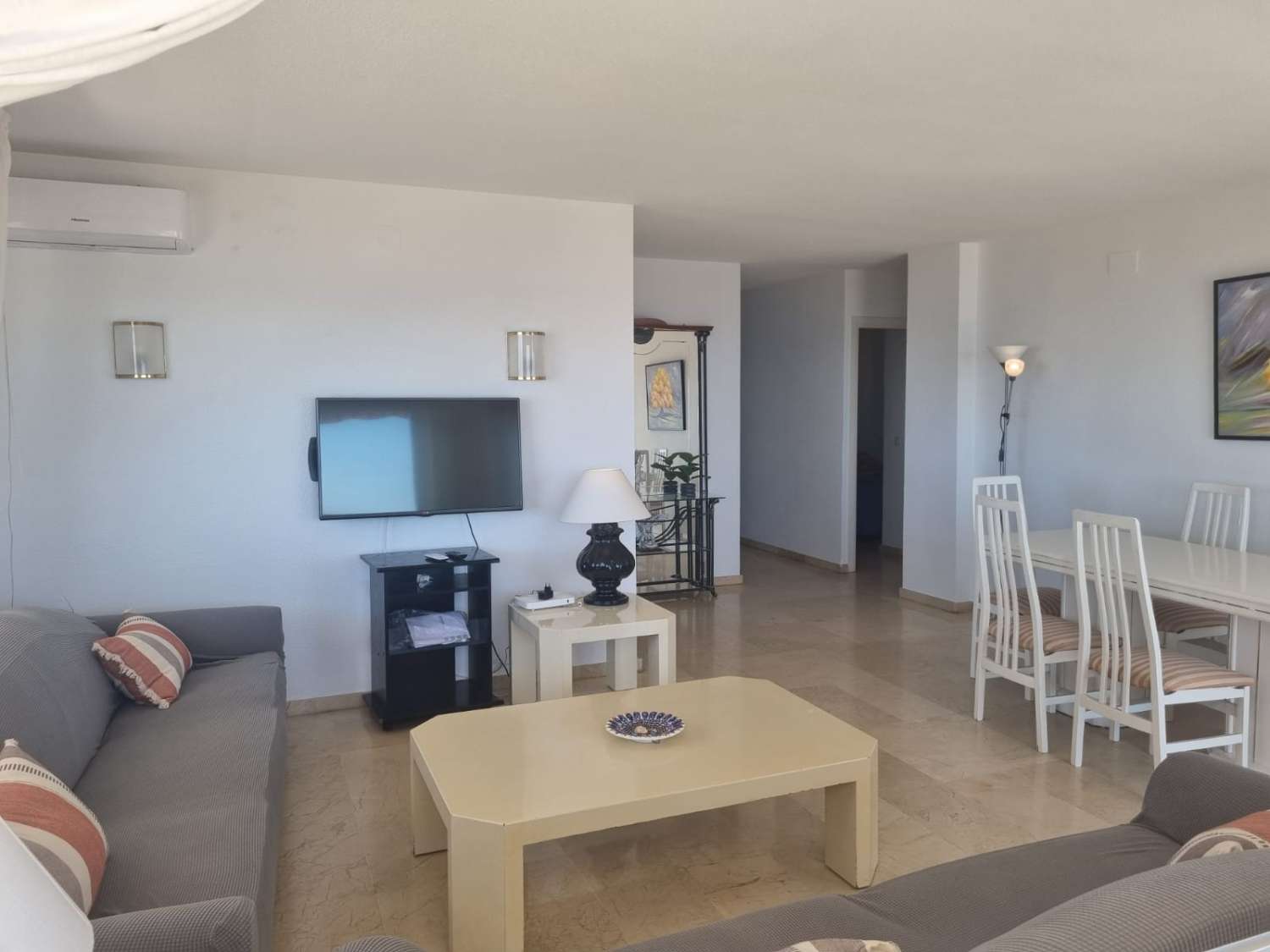 MEDIA TEMPORADA SE ALQUILA DESDE AHORA -30.6.25 BONITO APARTAMENTO  DE ESQUINA EN 1ª LINEA CON PRECIOSAS VISTAS AL MAR  EN FUENGIROLA