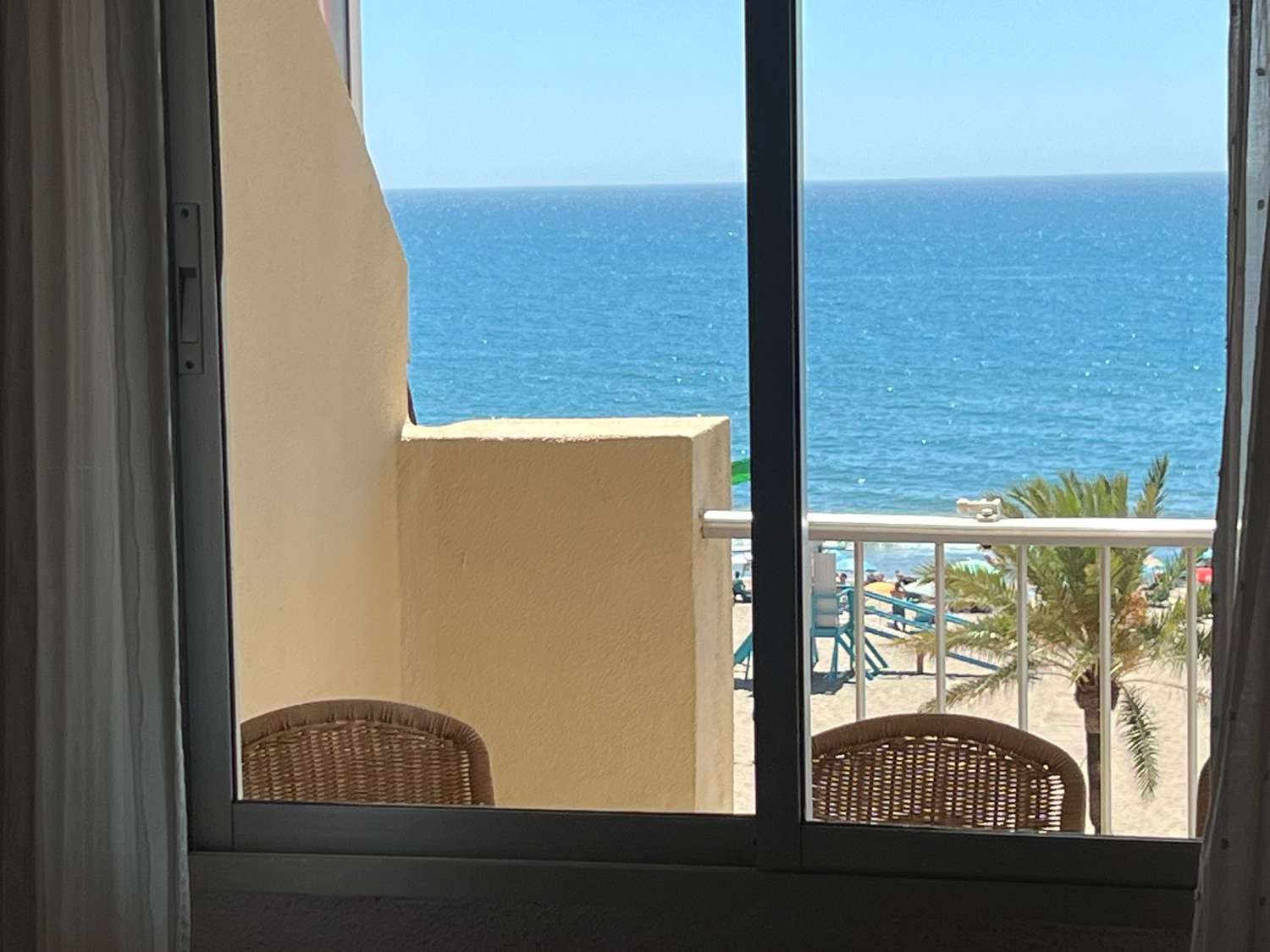 DEMI-SAISON À LOUER DÈS MAINTENANT -30.6.25 BEL APPARTEMENT D’ANGLE SUR LA 1ÈRE LIGNE AVEC DE BELLES VUES SUR LA MER À FUENGIROLA