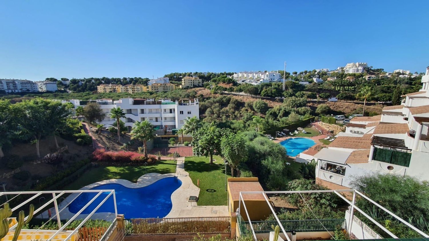 Halv sæson . Det er lejet fra nu 30.6.25 smukt.  penthouse i Mijas Costa