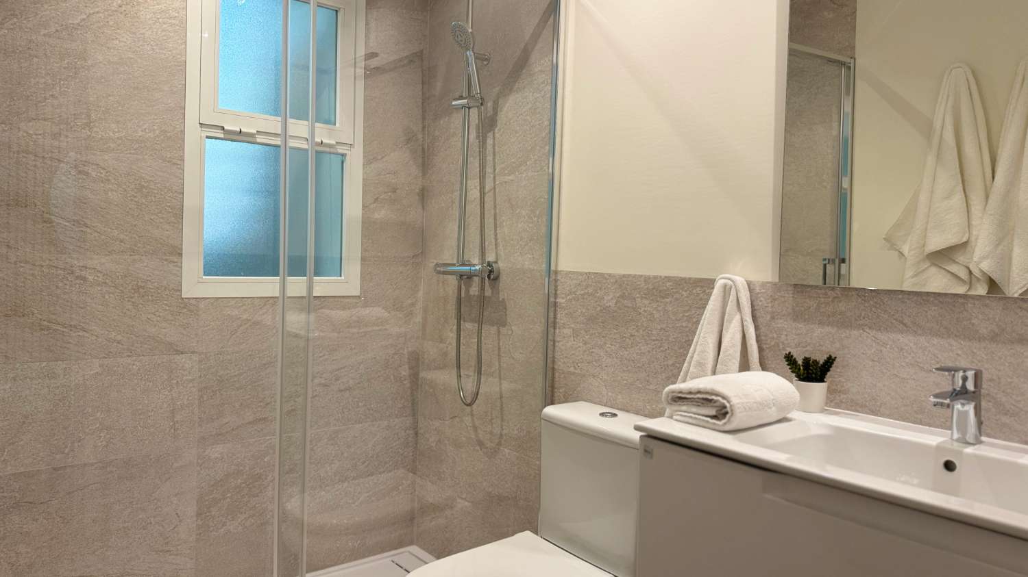 SE VENDE APARTAMENTO REFORMADO EN ZONA NUEVA TORREQUEBRADA (BENALMADENA)