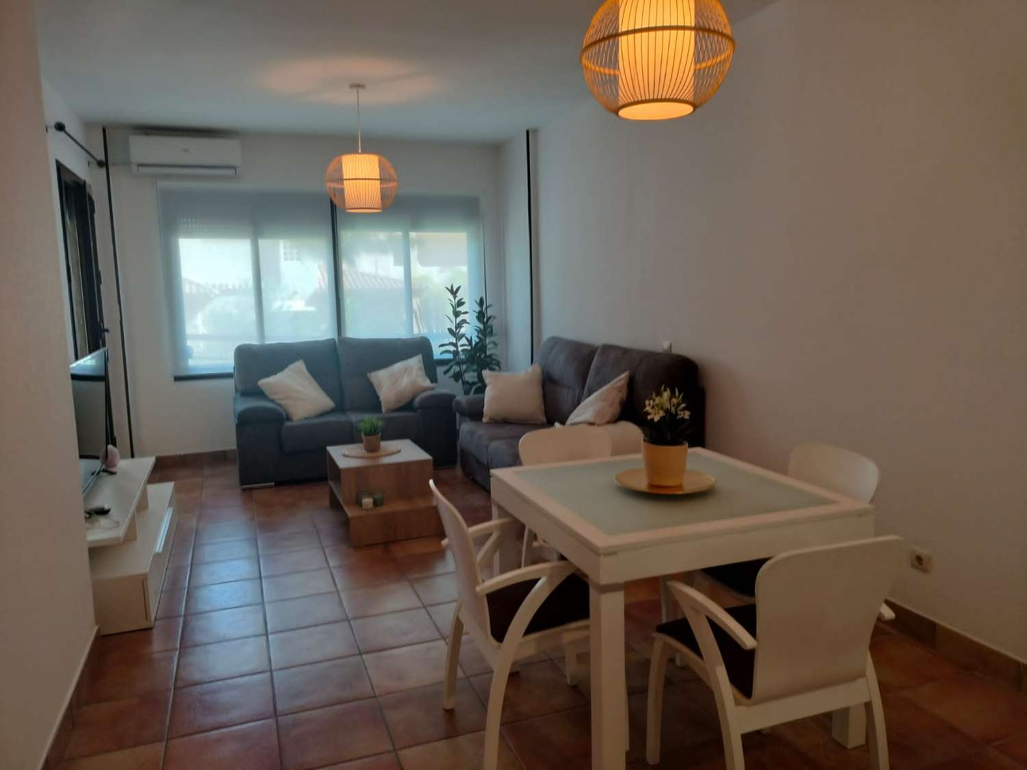 NO ES DE LARGA TEMPORADA Se alquila del 1.10.2024-30.6.2025 bonito apartamento con vistas al mar en Benalmádena