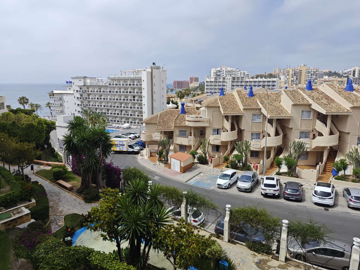 STORSLÅET LEJLIGHED TIL SALG MED HAVUDSIGT PÅ 1. LINJE AF STRANDEN I BENALMADENA