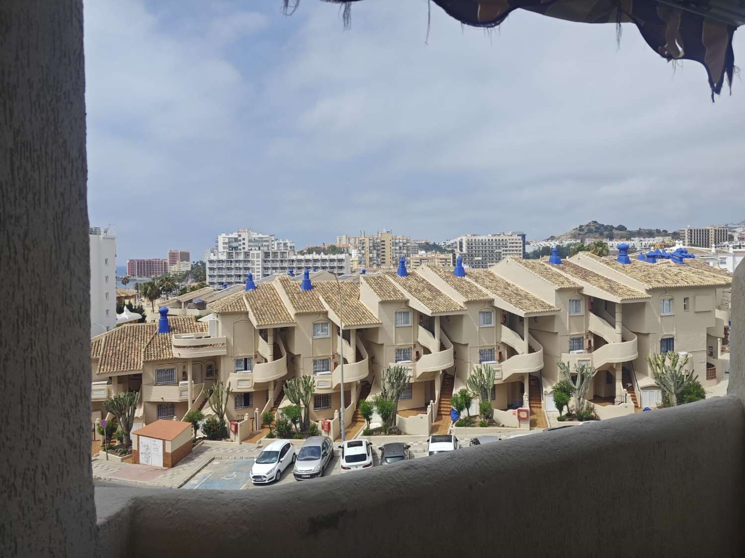 STORSLÅTT LEILIGHET TIL SALGS MED HAVUTSIKT PÅ 1. LINJE AV STRANDEN I BENALMADENA