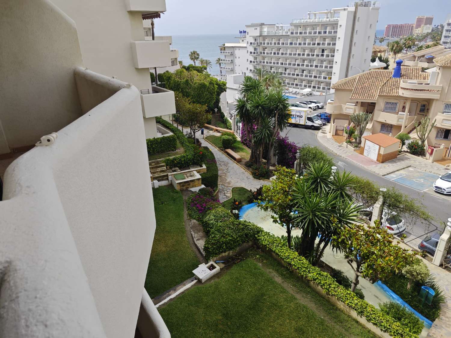 STORSLÅET LEJLIGHED TIL SALG MED HAVUDSIGT PÅ 1. LINJE AF STRANDEN I BENALMADENA