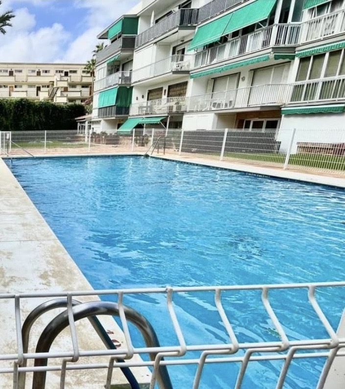 SE VENDE BONITO APARTAMENTO EN 1ª LINEA DE PLAYA EN PLAYAMAR (TORREMOLINOS)