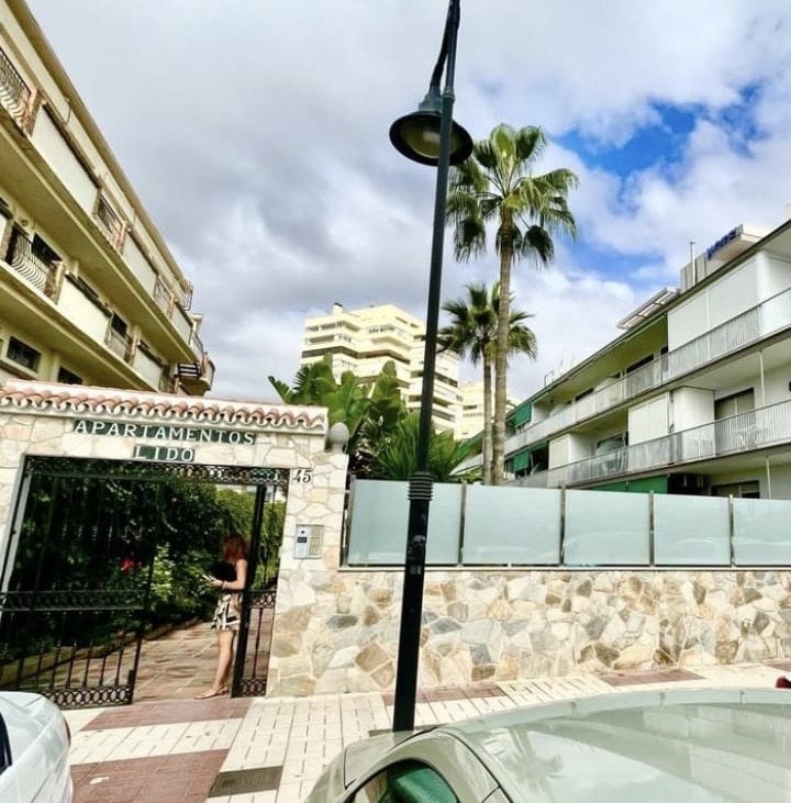 SCHÖNE WOHNUNG ZUM VERKAUF IN DER 1. LINIE DES STRANDES IN PLAYAMAR (TORREMOLINOS)