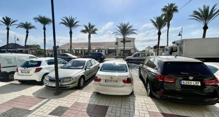 SMUK LEJLIGHED TIL SALG PÅ 1. LINJE AF STRANDEN I PLAYAMAR (TORREMOLINOS)