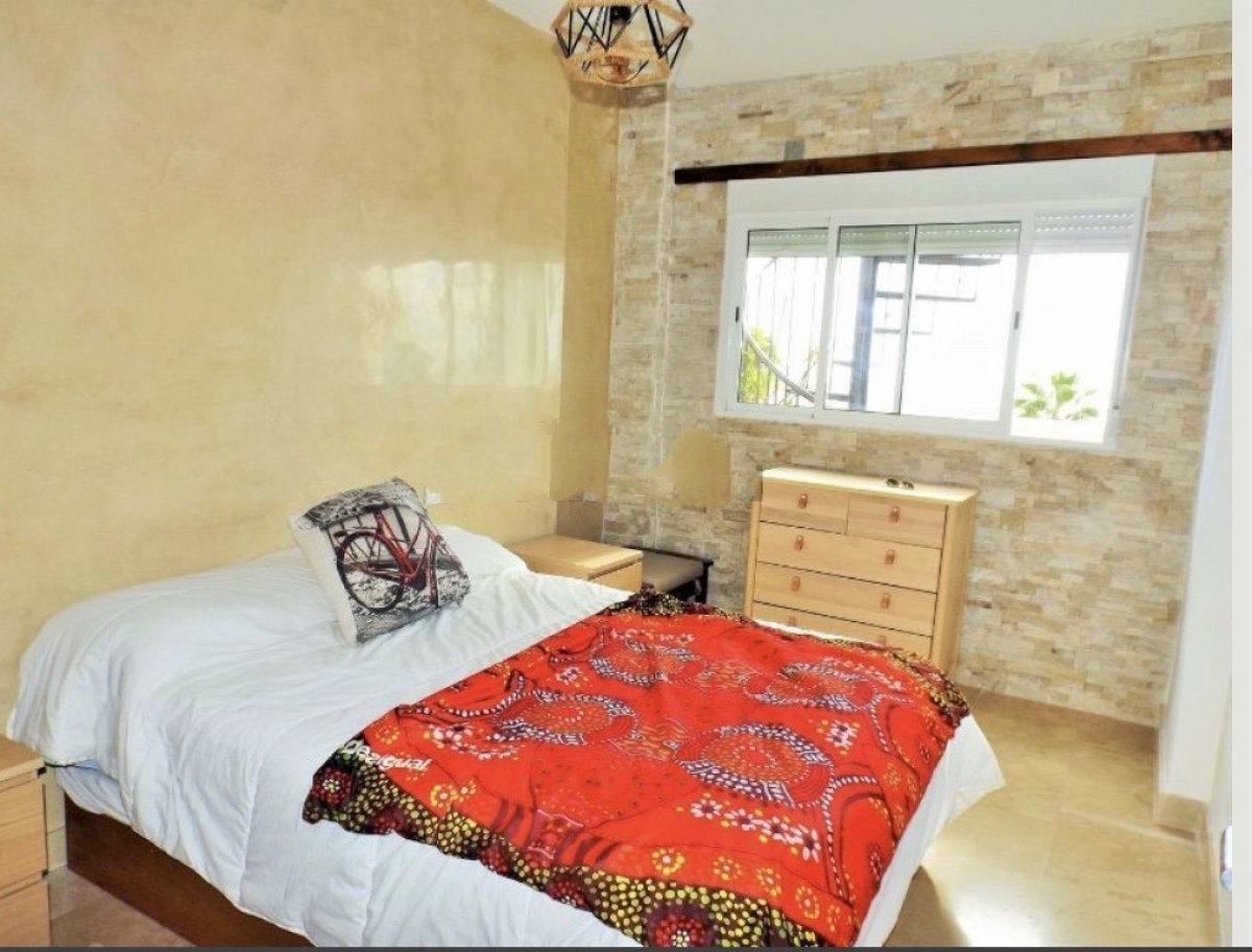 À MOYEN TERME À LOUER DU 1.9.24-30.6.25 BEAU PENTHOUSE AVEC VUE SUR LA MER DANS LE QUARTIER D’ARROYO DE LA MIEL SANTANGELO