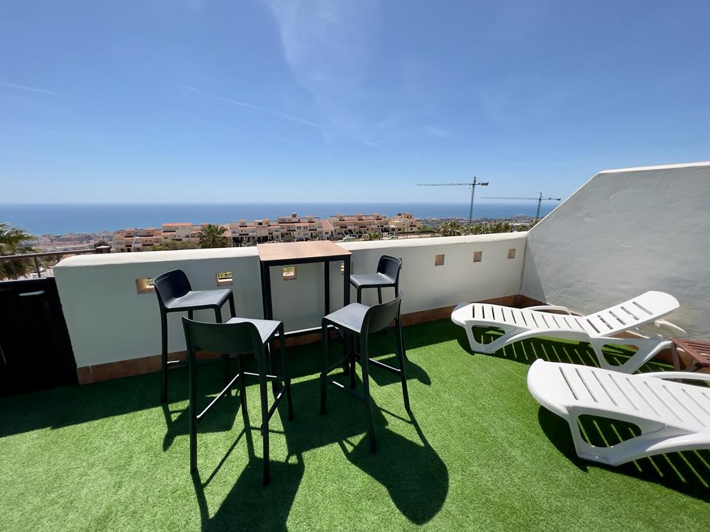 À MOYEN TERME À LOUER DU 1.9.24-30.6.25 BEAU PENTHOUSE AVEC VUE SUR LA MER DANS LE QUARTIER D’ARROYO DE LA MIEL SANTANGELO