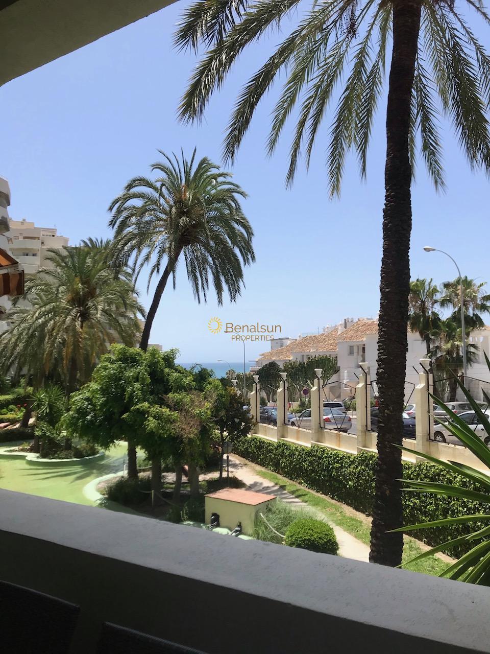 Se vende bonito estudio reformado con vistas laterales  al mar  en 1ª línea de playa en Benalmádena.