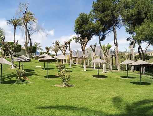 Mooie gerenoveerde studio met zijdelings zeezicht te koop op de 1e lijn van het strand in Benalmádena.