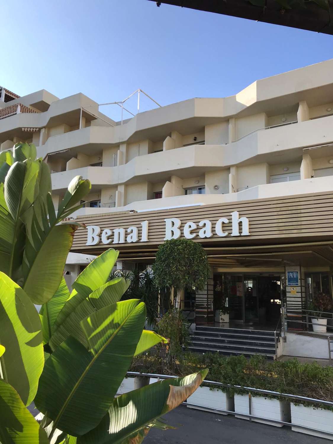 Beau studio rénové avec vue latérale sur la mer à vendre sur la 1ère ligne de la plage à Benalmadena.