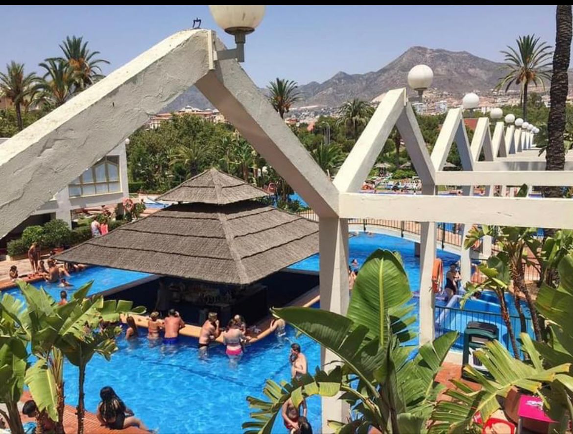 Schönes renoviertes Studio mit seitlichem Meerblick zum Verkauf in der 1. Reihe des Strandes in Benalmádena.