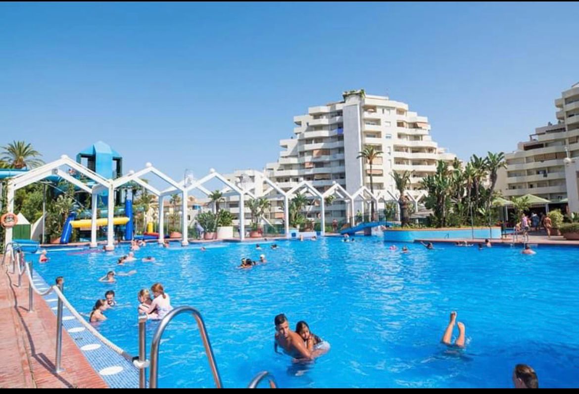 Schönes renoviertes Studio mit seitlichem Meerblick zum Verkauf in der 1. Reihe des Strandes in Benalmádena.