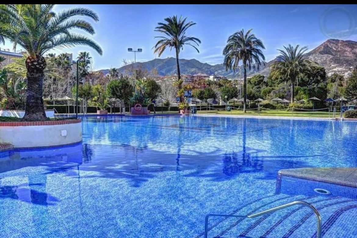 Se vende bonito estudio reformado con vistas laterales  al mar  en 1ª línea de playa en Benalmádena.