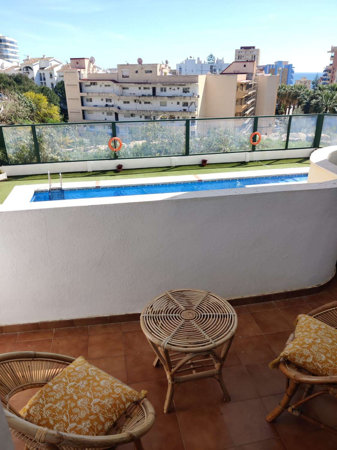 MEDIA TEMPORADA . SE ALQUILA DESDE 1.9.25-30.6.26 BONITO APARTAMENTO  CON VISTAS AL MAR EN FUENGIROLA