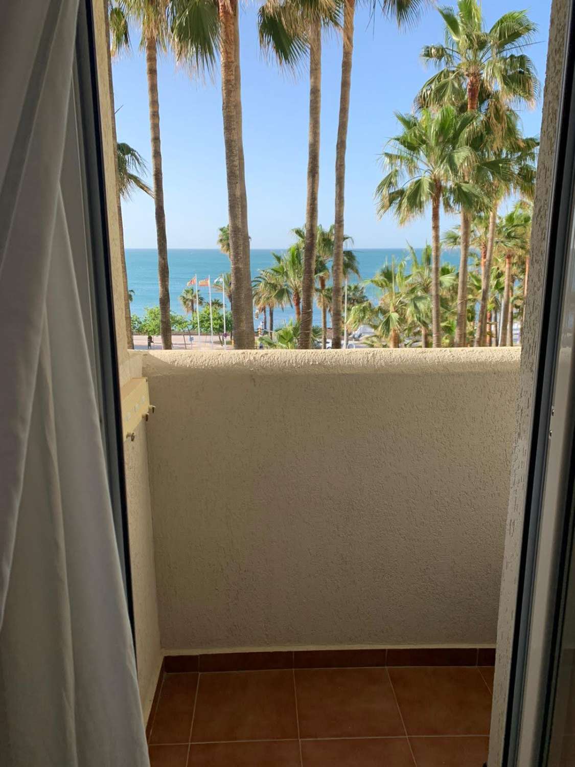 MANGIFICO WOHNUNG ZUM VERKAUF AB SEPTEMBER 2024 MIT MEERBLICK IN DER 1. LINIE DES STRANDES IN BENALMADENA