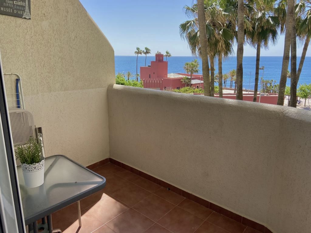 SE VENDE MANGIFICO APARTAMENTO DESDE SEPTIEMBRE 2024  CON VISTAS AL MAR EN 1ª LINEA DE PLAYA EN BENALMADENA