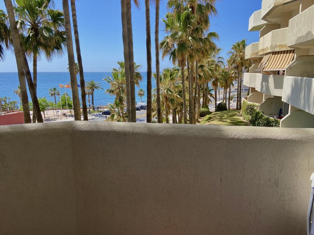 MANGIFICO APARTMENT FOR SALE FROM SEPTEMBER 2024 WITH SEA VIEWS ON THE 1ST LINE OF THE BEACH IN BENALMADENA