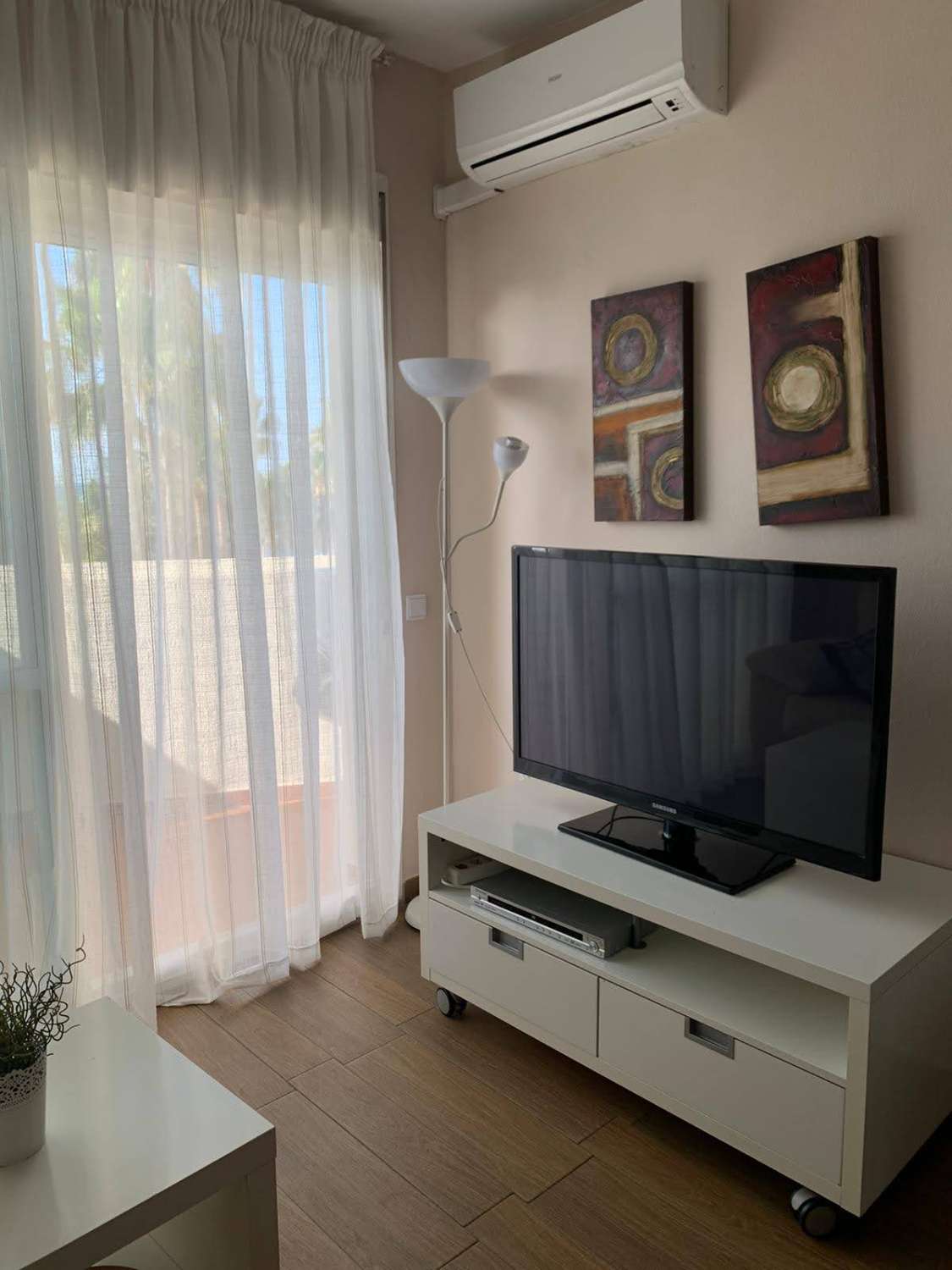 SE VENDE MANGIFICO APARTAMENTO DESDE SEPTIEMBRE 2024  CON VISTAS AL MAR EN 1ª LINEA DE PLAYA EN BENALMADENA