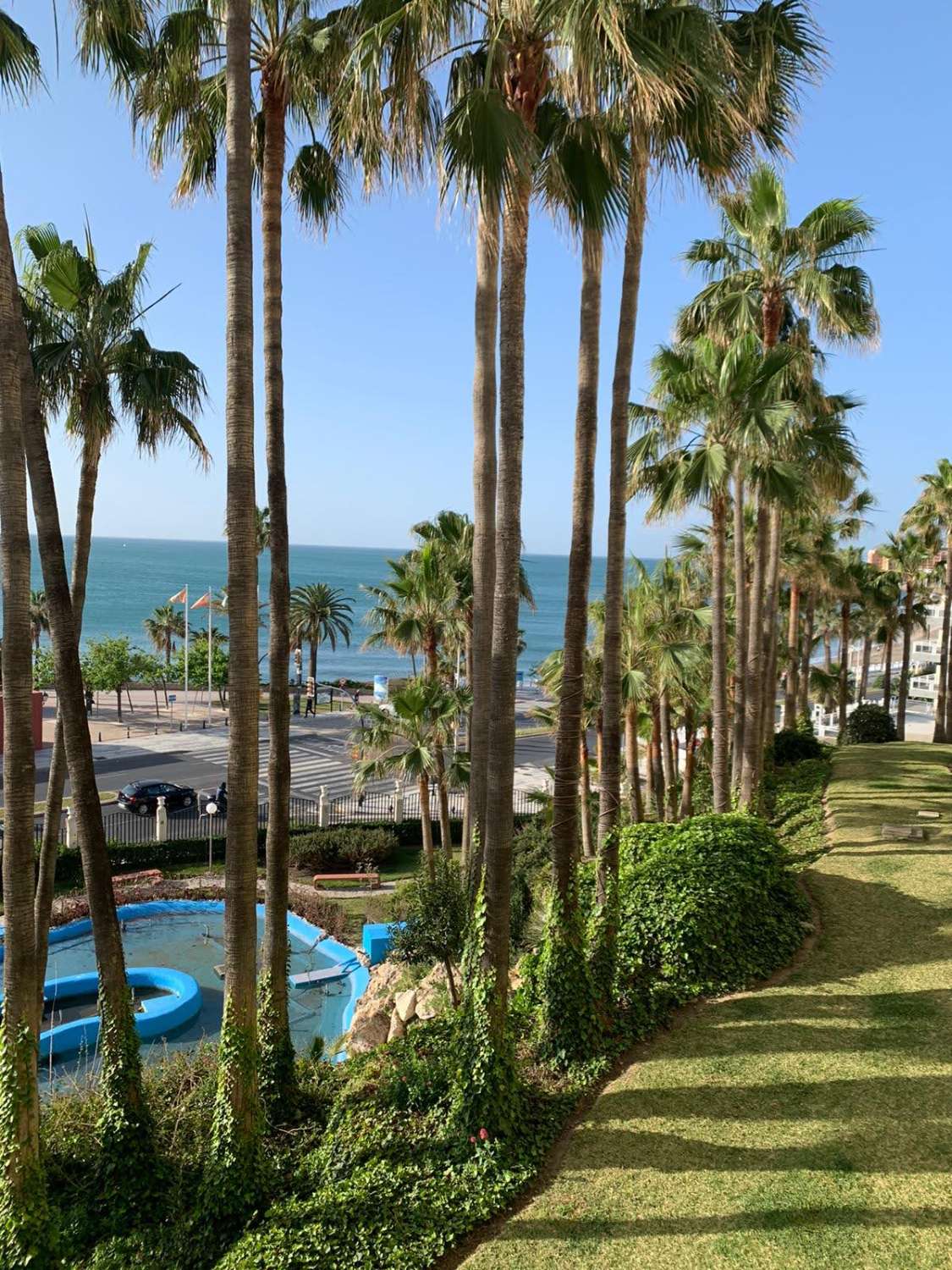 MANGIFICO WOHNUNG ZUM VERKAUF AB SEPTEMBER 2024 MIT MEERBLICK IN DER 1. LINIE DES STRANDES IN BENALMADENA