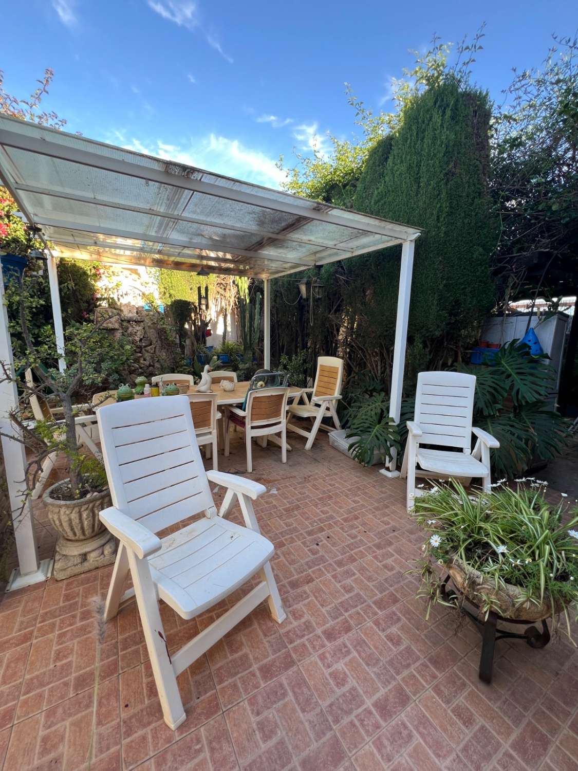 SE VENDE CHALET ADOSADO DE ESQUINA ZONA ELVIRIA (MARBELLA)