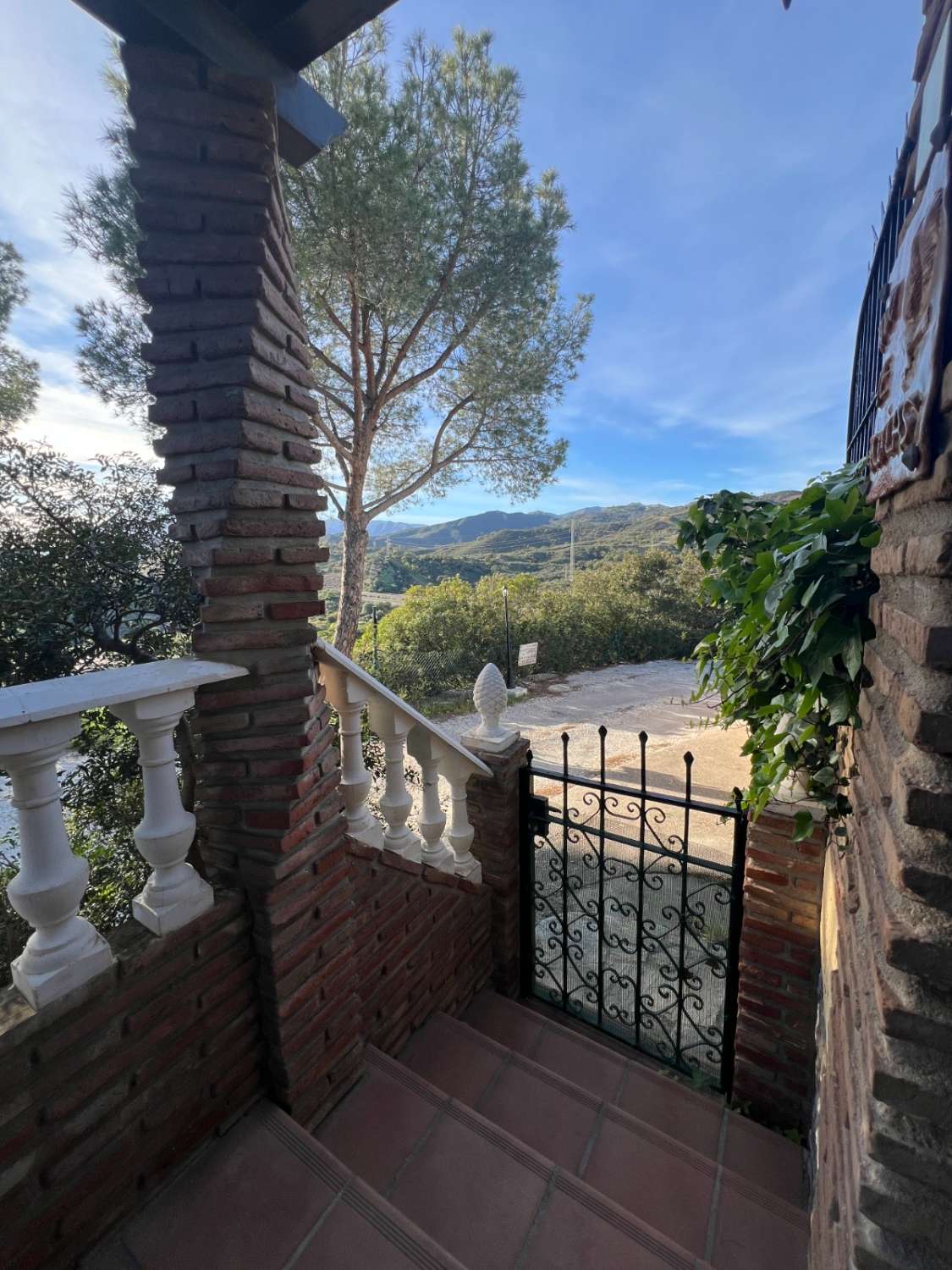 SE VENDE CHALET ADOSADO DE ESQUINA ZONA ELVIRIA (MARBELLA)