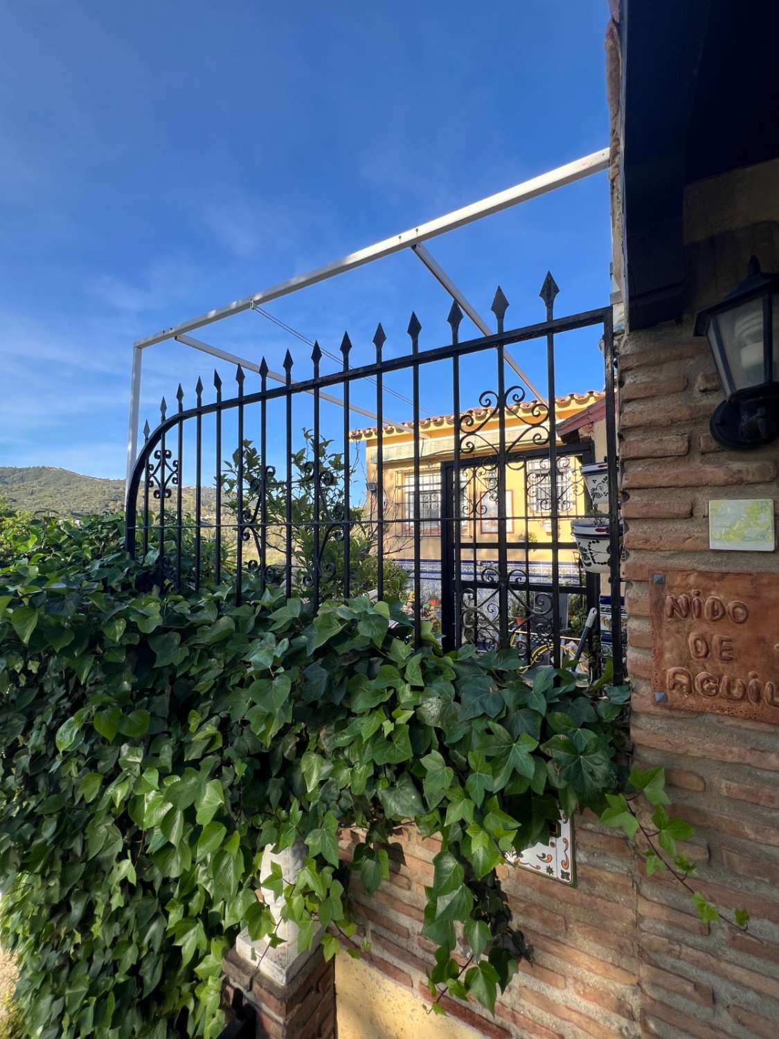 SE VENDE CHALET ADOSADO DE ESQUINA ZONA ELVIRIA (MARBELLA)