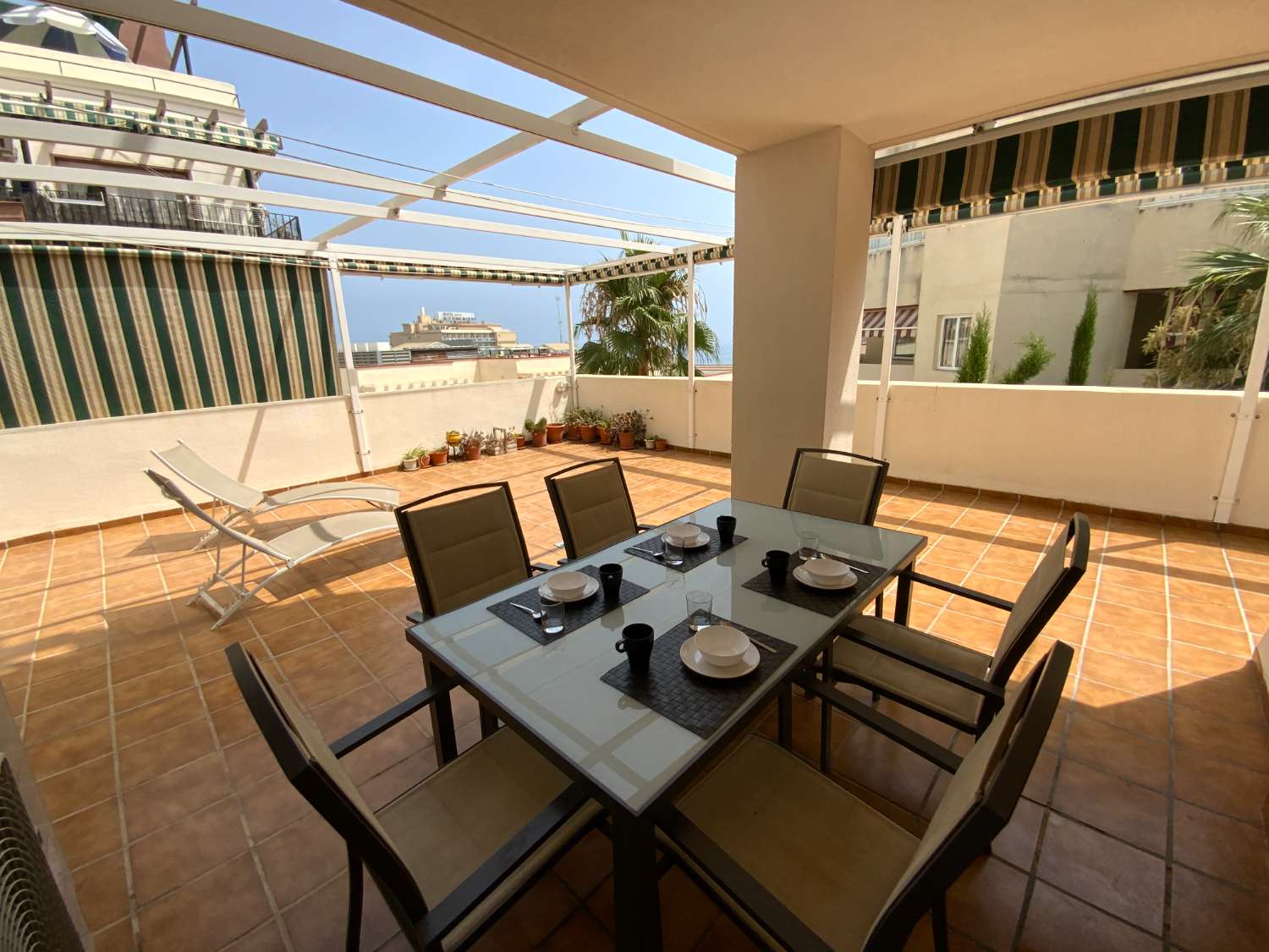 DEMI-SAISON. LOCATION DU 1.9.24-30.6.25 BEL APPARTEMENT SUR LA PLAGE DE LA 2ÈME LIGNE À BENALMADENA