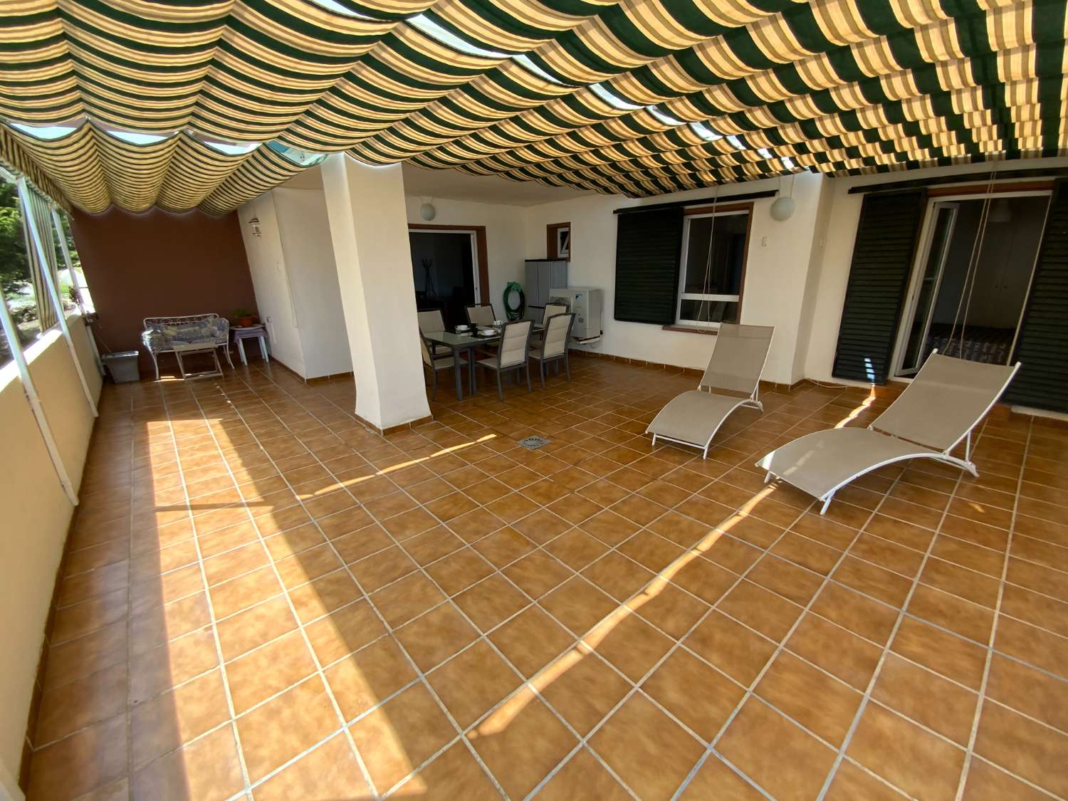 DEMI-SAISON. LOCATION DU 1.9.24-30.6.25 BEL APPARTEMENT SUR LA PLAGE DE LA 2ÈME LIGNE À BENALMADENA